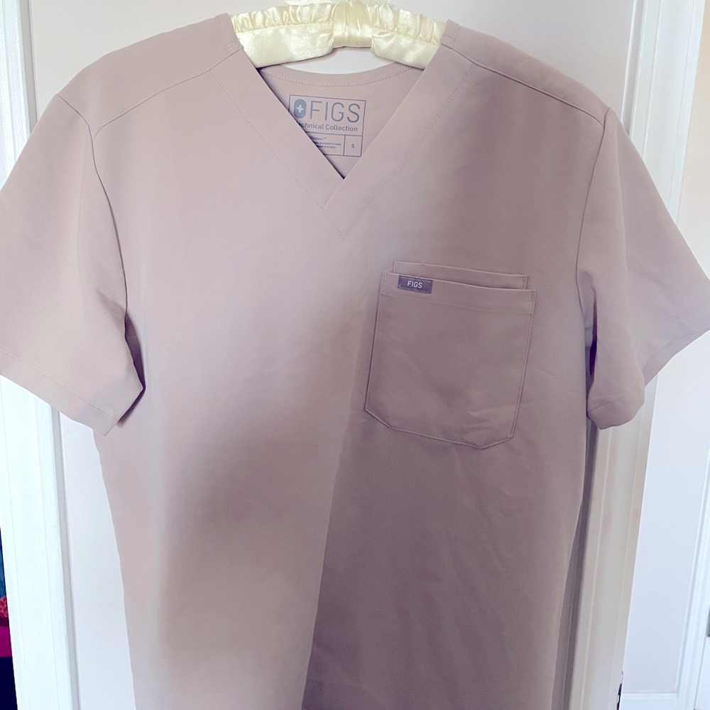 Figs scrub top